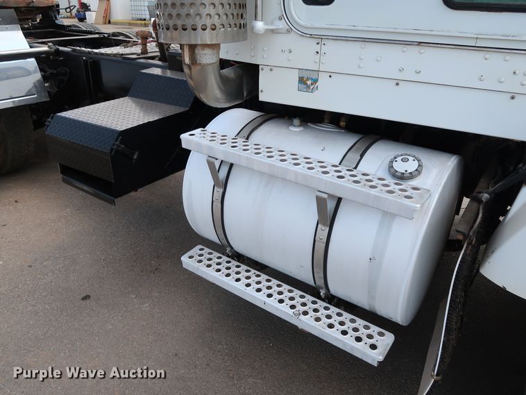 image for item DG4096 2007 Kenworth T800 semi truck