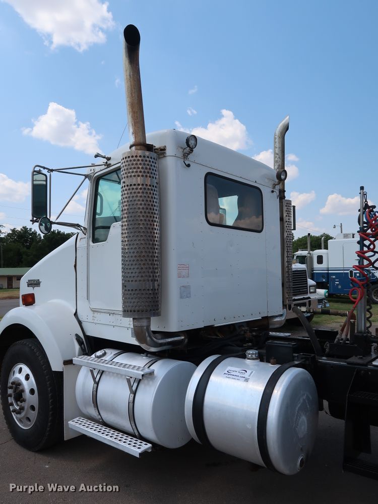 image for item DG4096 2007 Kenworth T800 semi truck