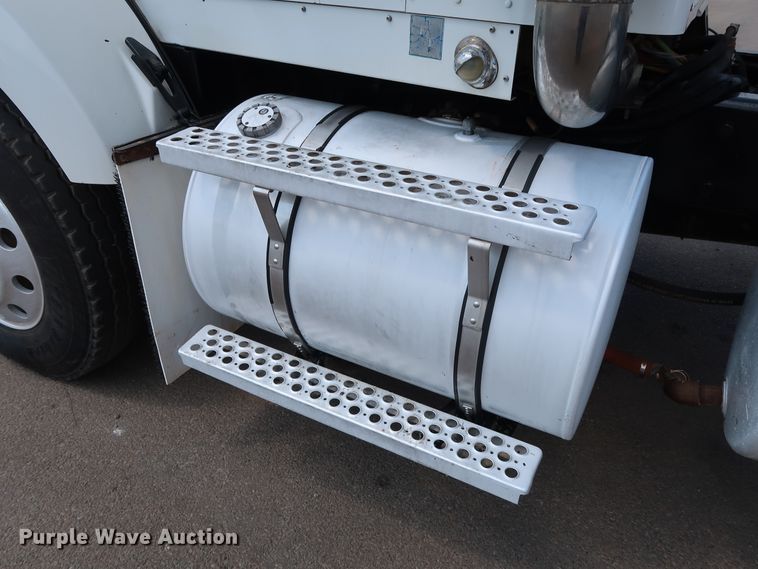 image for item DG4096 2007 Kenworth T800 semi truck