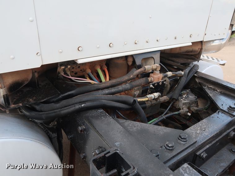 image for item DG4096 2007 Kenworth T800 semi truck