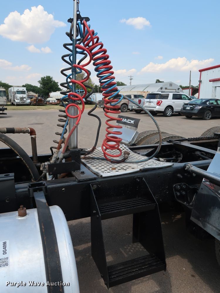 image for item DG4096 2007 Kenworth T800 semi truck