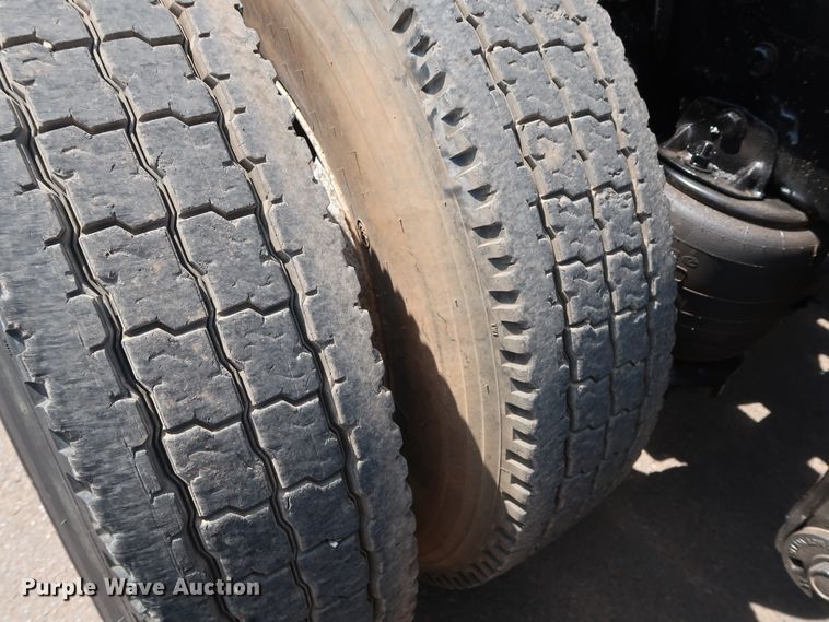 image for item DG4096 2007 Kenworth T800 semi truck