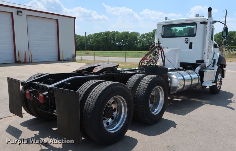 image for item DG4097 2015 Caterpillar CT660S semi truck