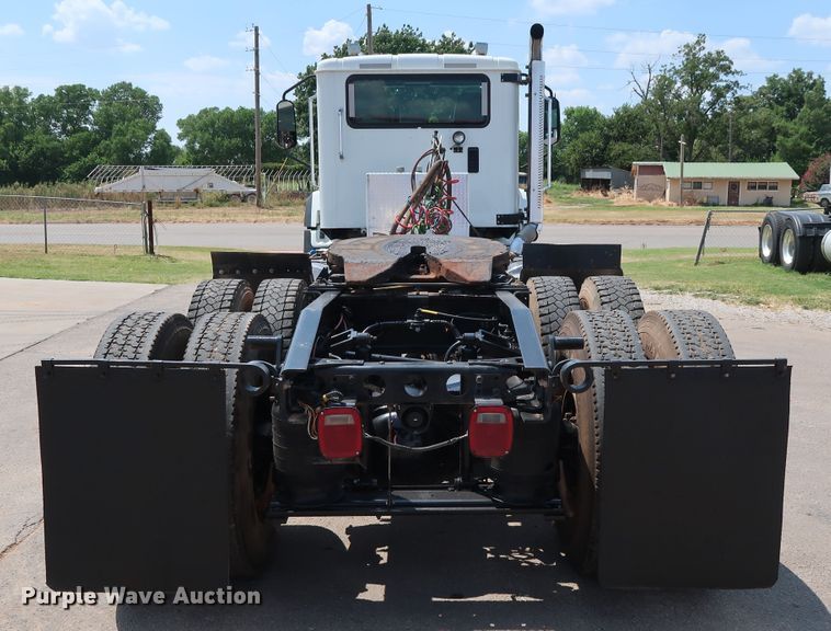 image for item DG4097 2015 Caterpillar CT660S semi truck