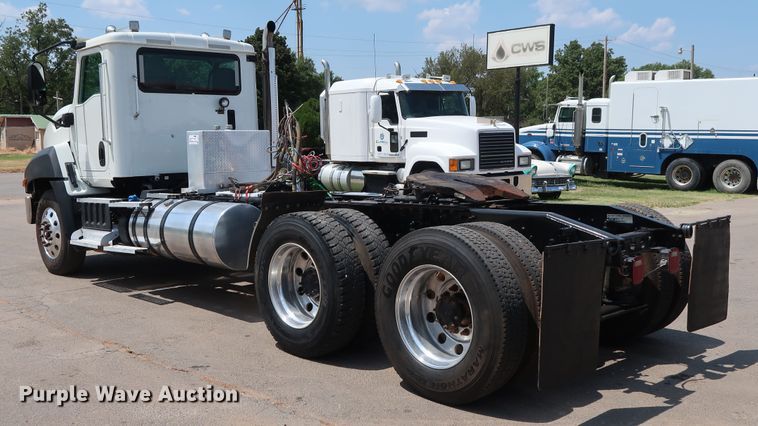 image for item DG4097 2015 Caterpillar CT660S semi truck