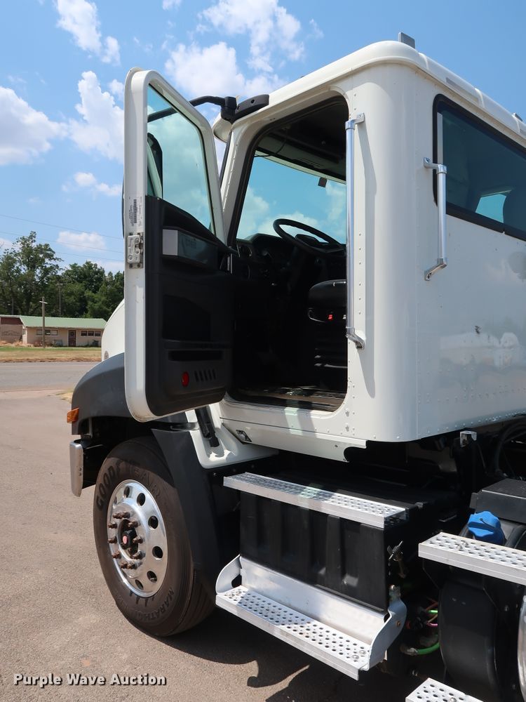 image for item DG4097 2015 Caterpillar CT660S semi truck