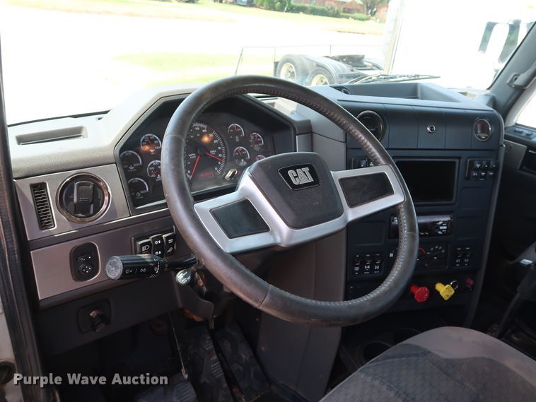 image for item DG4097 2015 Caterpillar CT660S semi truck