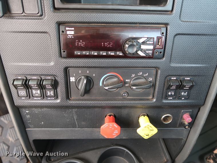 image for item DG4097 2015 Caterpillar CT660S semi truck