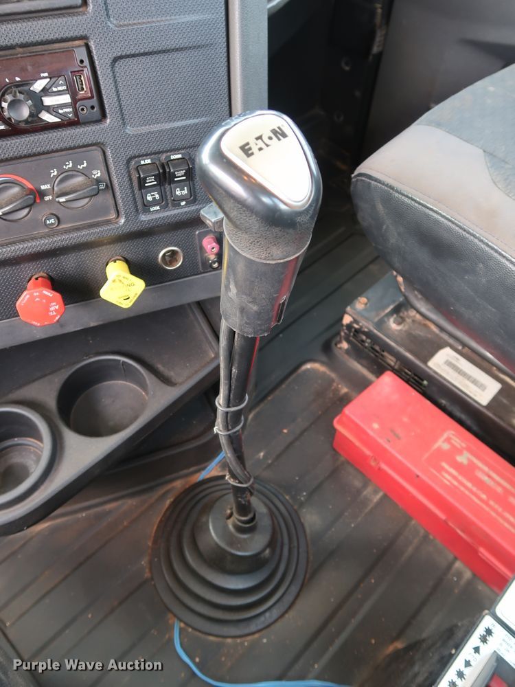 image for item DG4097 2015 Caterpillar CT660S semi truck