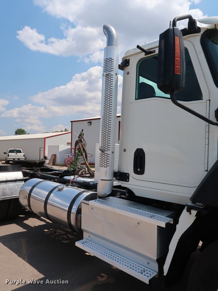 image for item DG4097 2015 Caterpillar CT660S semi truck