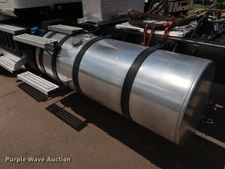 image for item DG4097 2015 Caterpillar CT660S semi truck