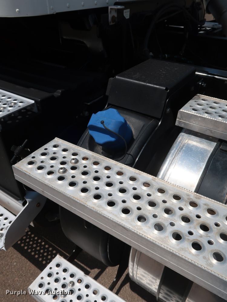 image for item DG4097 2015 Caterpillar CT660S semi truck