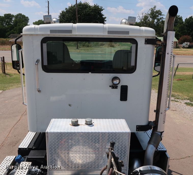 image for item DG4097 2015 Caterpillar CT660S semi truck