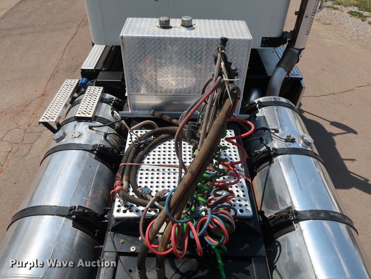 image for item DG4097 2015 Caterpillar CT660S semi truck