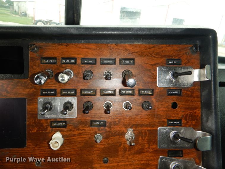 image for item DG4846 1998 Peterbilt 379 semi truck