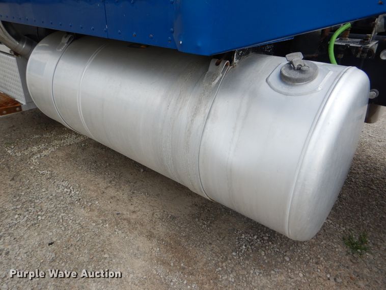 image for item DG4846 1998 Peterbilt 379 semi truck