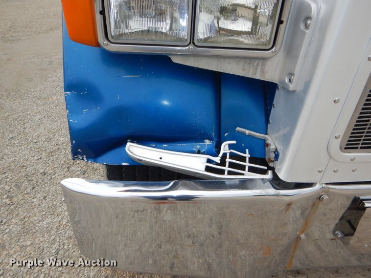 image for item DG4846 1998 Peterbilt 379 semi truck