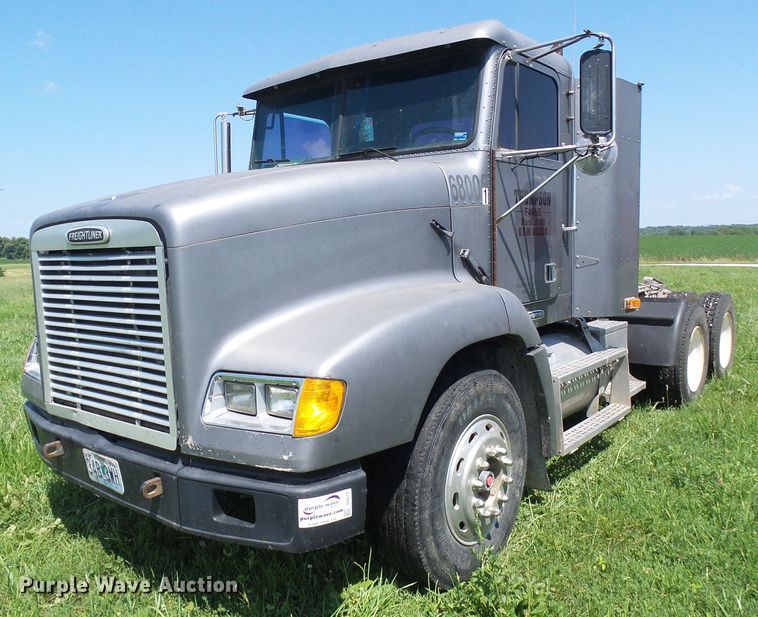 image for item DI0572 1997 Freightliner FLD semi truck
