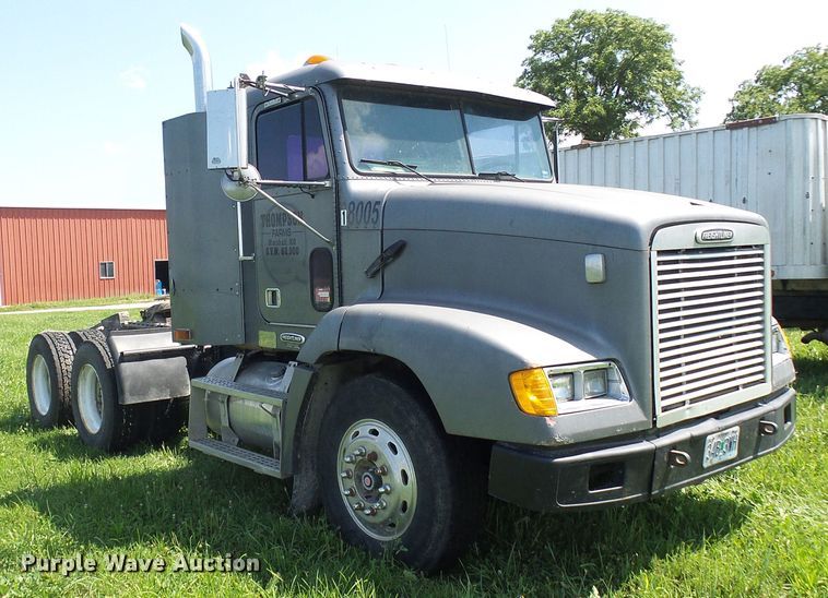 image for item DI0572 1997 Freightliner FLD semi truck