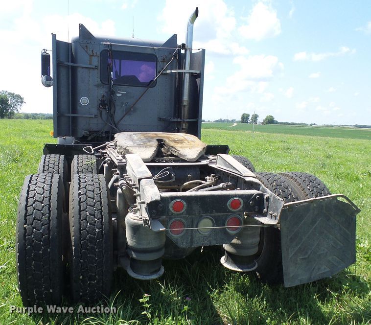 image for item DI0572 1997 Freightliner FLD semi truck