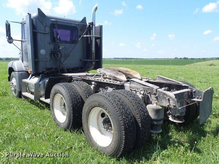 image for item DI0572 1997 Freightliner FLD semi truck