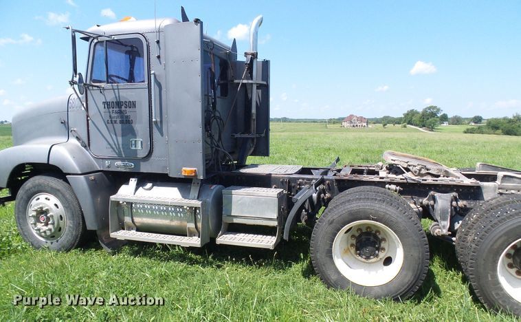 image for item DI0572 1997 Freightliner FLD semi truck