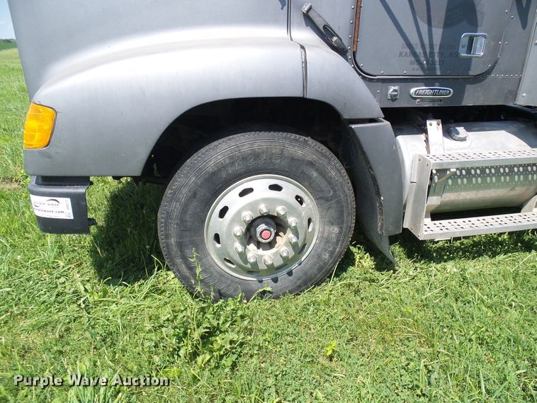 image for item DI0572 1997 Freightliner FLD semi truck