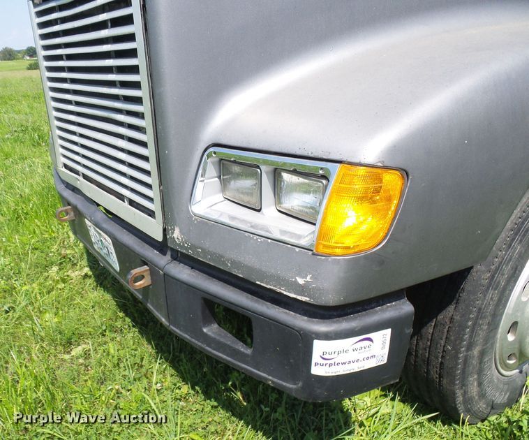 image for item DI0572 1997 Freightliner FLD semi truck