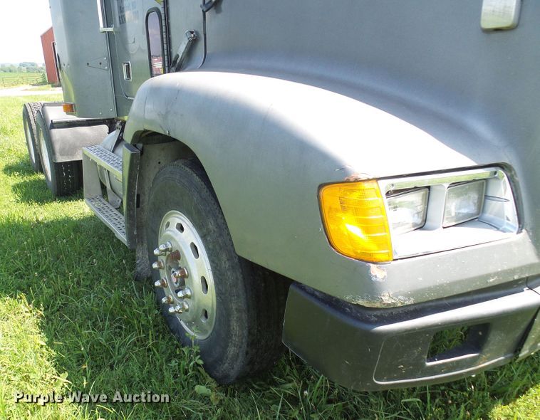 image for item DI0572 1997 Freightliner FLD semi truck