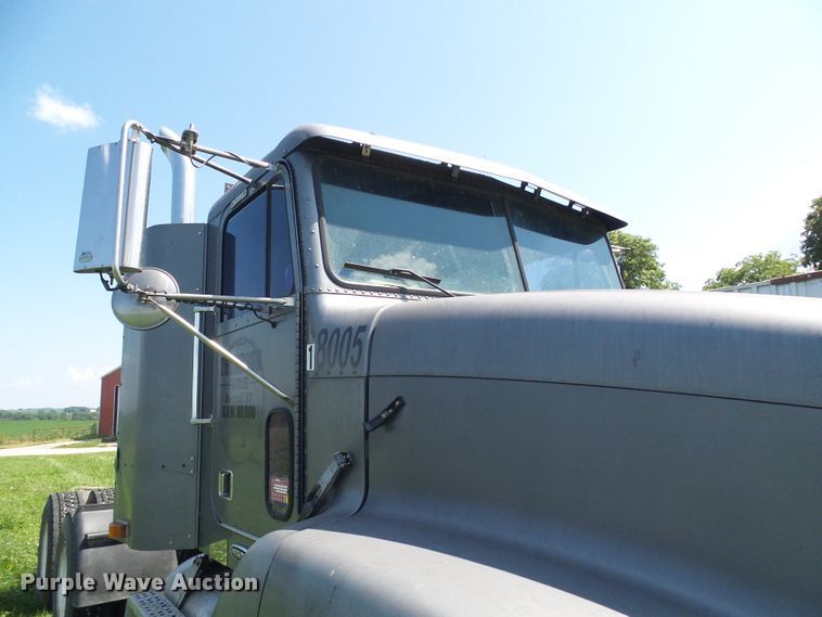 image for item DI0572 1997 Freightliner FLD semi truck