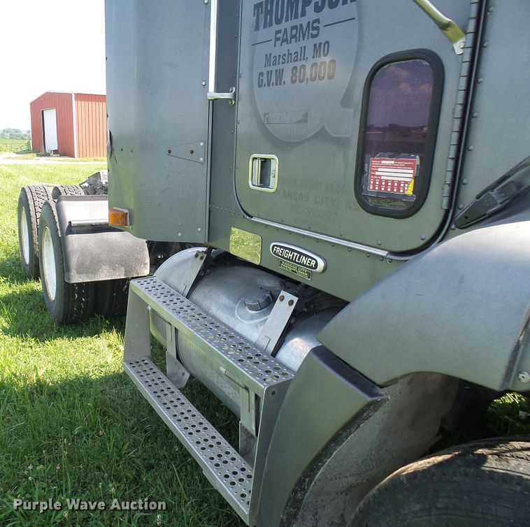 image for item DI0572 1997 Freightliner FLD semi truck