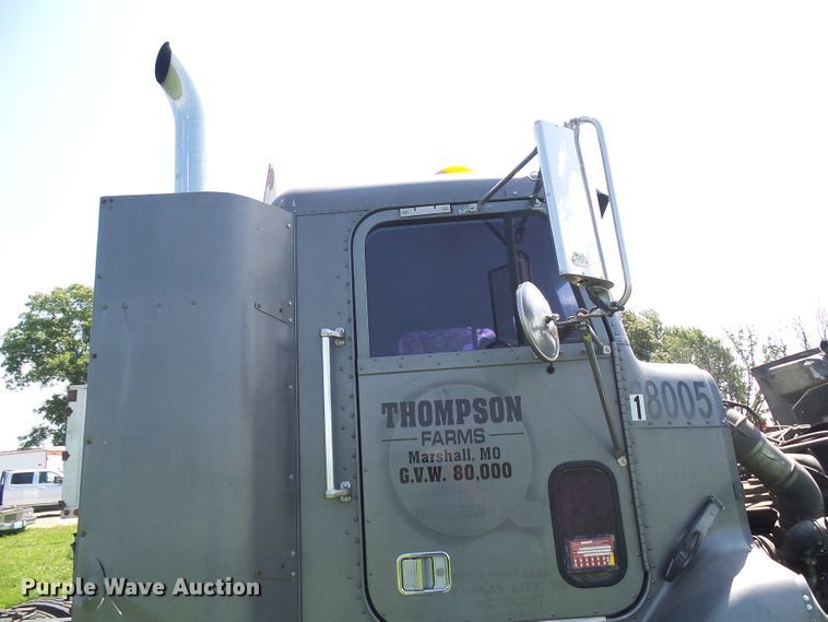 image for item DI0572 1997 Freightliner FLD semi truck