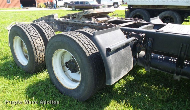 image for item DI0572 1997 Freightliner FLD semi truck