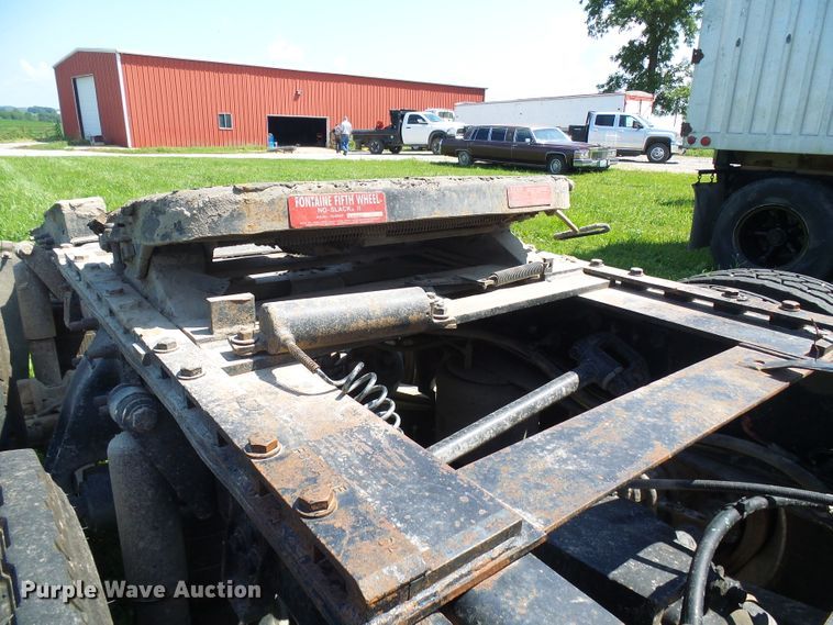 image for item DI0572 1997 Freightliner FLD semi truck