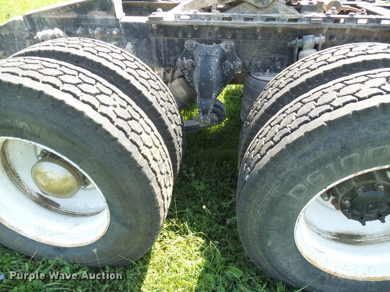 image for item DI0572 1997 Freightliner FLD semi truck