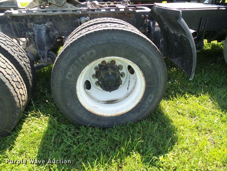 image for item DI0572 1997 Freightliner FLD semi truck