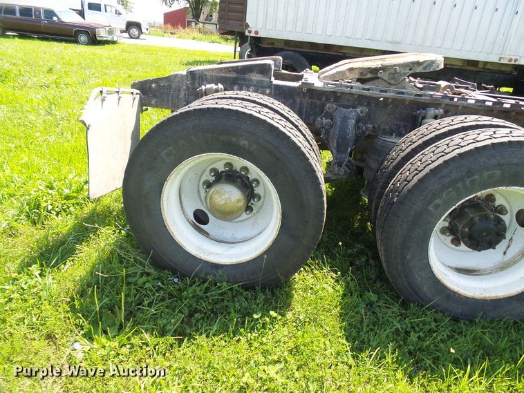 image for item DI0572 1997 Freightliner FLD semi truck