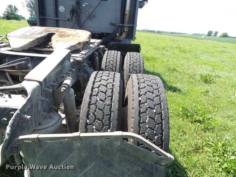 image for item DI0572 1997 Freightliner FLD semi truck