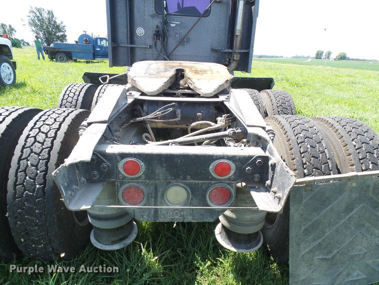 image for item DI0572 1997 Freightliner FLD semi truck