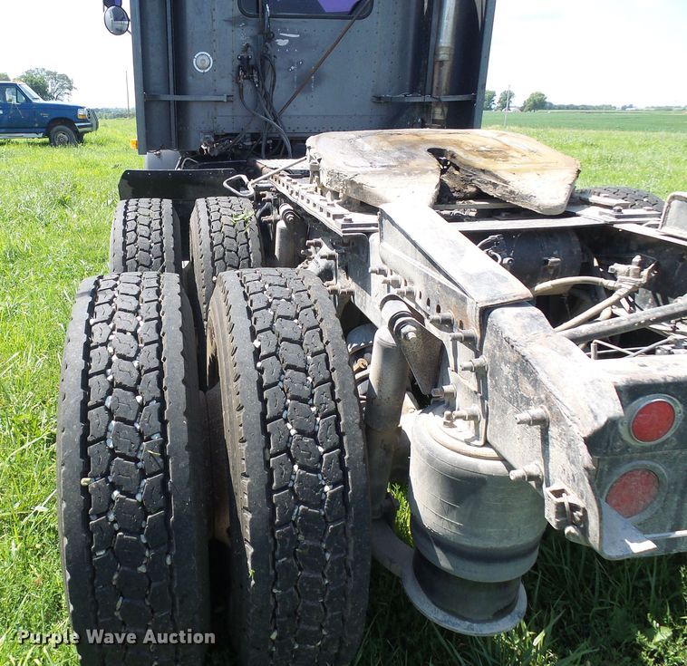 image for item DI0572 1997 Freightliner FLD semi truck