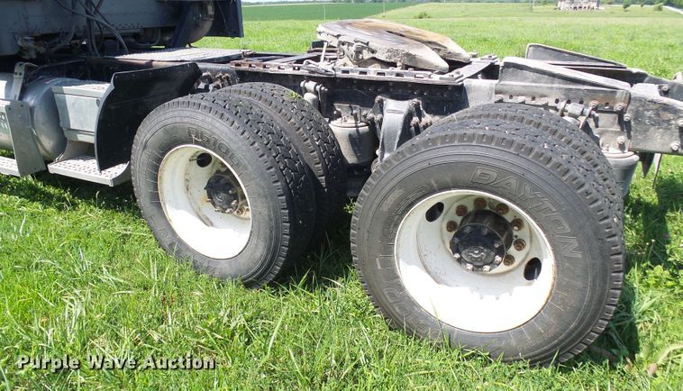 image for item DI0572 1997 Freightliner FLD semi truck