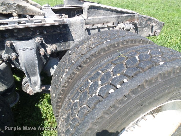 image for item DI0572 1997 Freightliner FLD semi truck