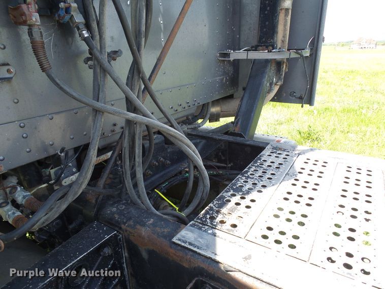 image for item DI0572 1997 Freightliner FLD semi truck