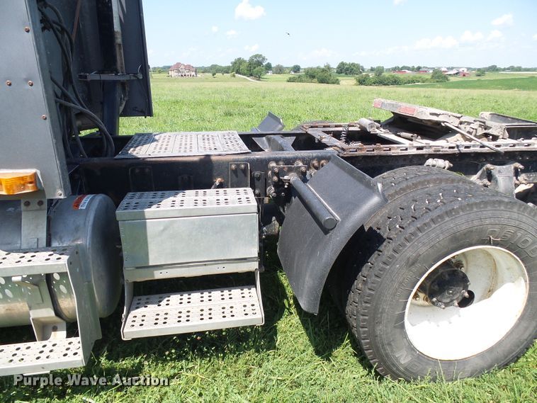 image for item DI0572 1997 Freightliner FLD semi truck