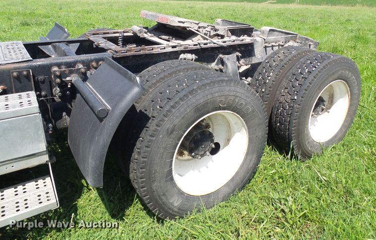 image for item DI0572 1997 Freightliner FLD semi truck