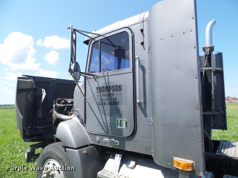 image for item DI0572 1997 Freightliner FLD semi truck