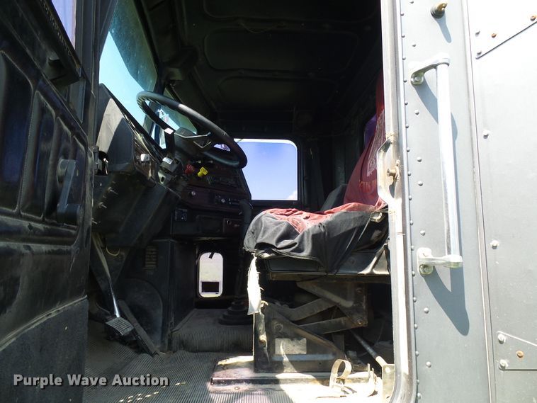 image for item DI0572 1997 Freightliner FLD semi truck