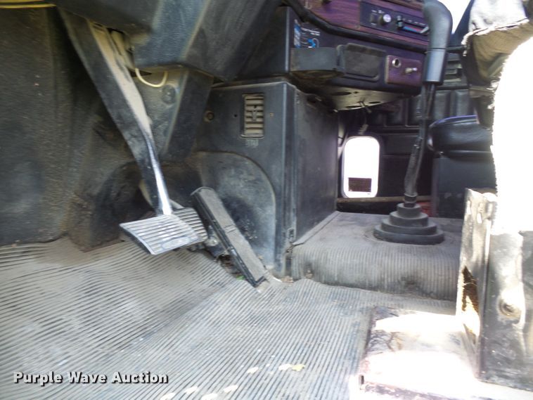 image for item DI0572 1997 Freightliner FLD semi truck