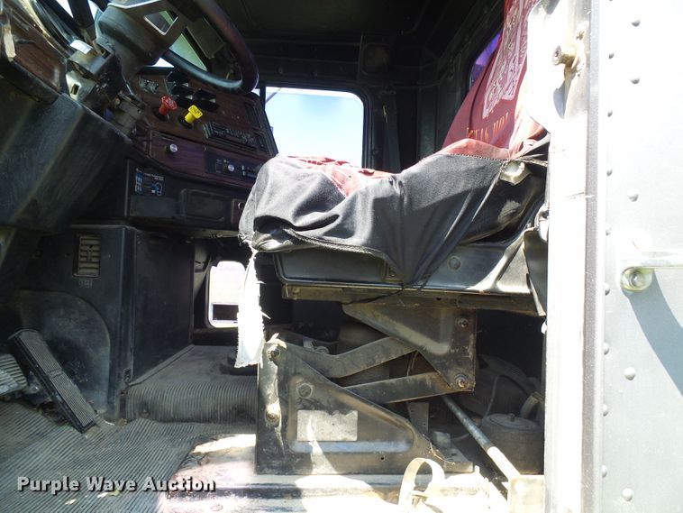 image for item DI0572 1997 Freightliner FLD semi truck