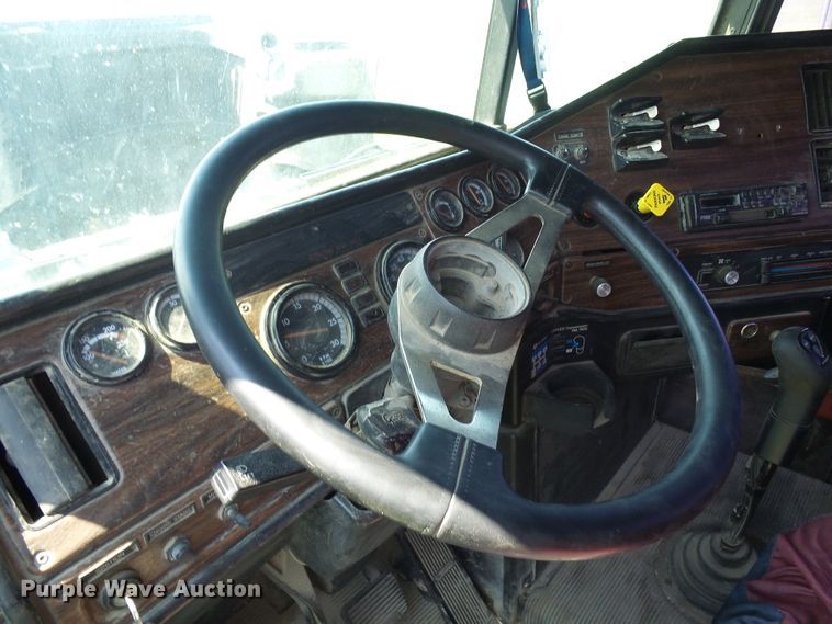 image for item DI0572 1997 Freightliner FLD semi truck